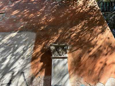 ...nell�atrio di cui oggi non rimangono che gli archi murati e un capitello�